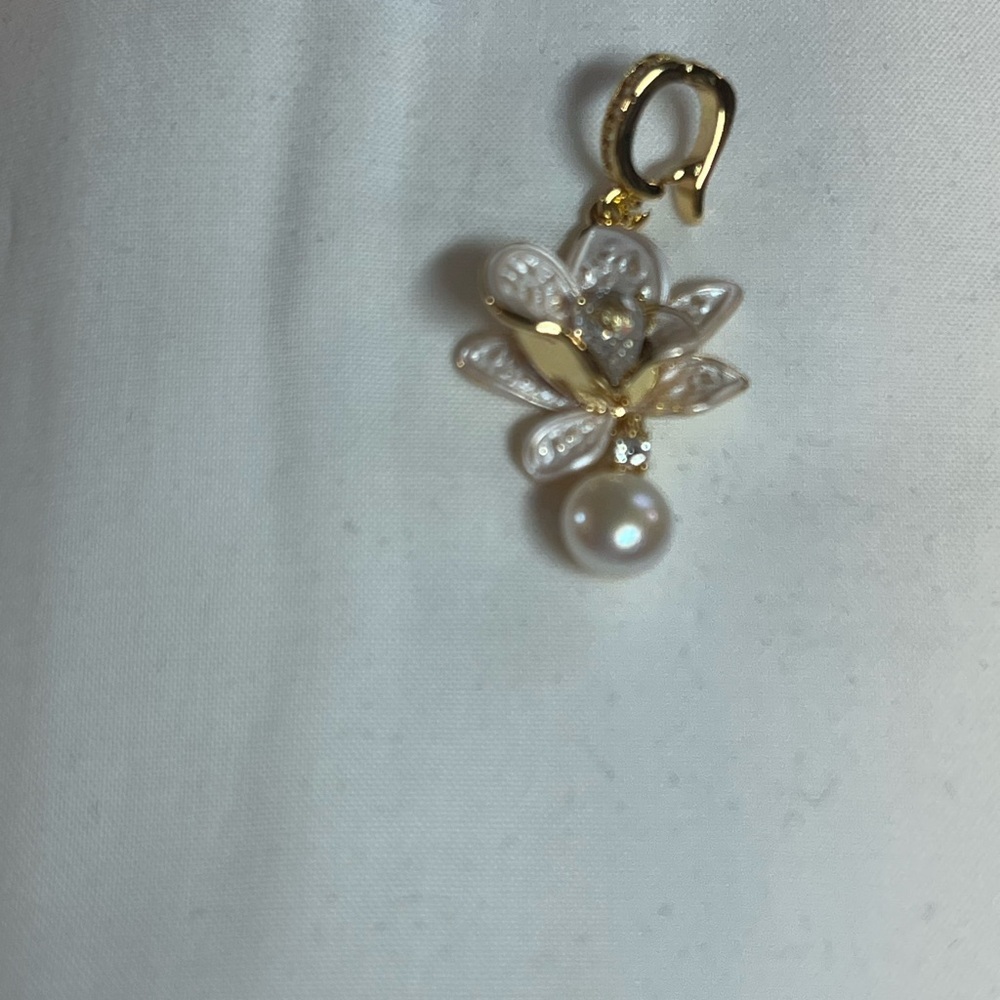 Elegant Gold and Pearl Flower Pendant - Picture 1 of 1